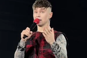  Артем Пивоваров запропонував шанувальникам заспівати Гімн України «Ще не вмерла Україна»