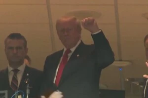 Не всі вболівальники були раді побачити Трампа на грі