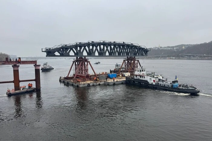 На мосту Метро йде встановлення підтримуючих арочних конструкцій: для чого це потрібно