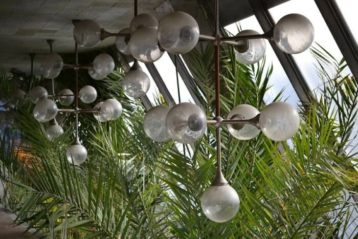 З корпусу КПІ викинуто автентичні «люстри-молекули»: у чому їхня унікальність