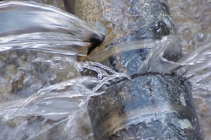 У Києві прорвало водопровід на Печерському узвозі: є загроза зсуву ґрунту