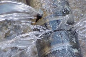 У Києві прорвало водопровід на Печерському узвозі: є загроза зсуву ґрунту