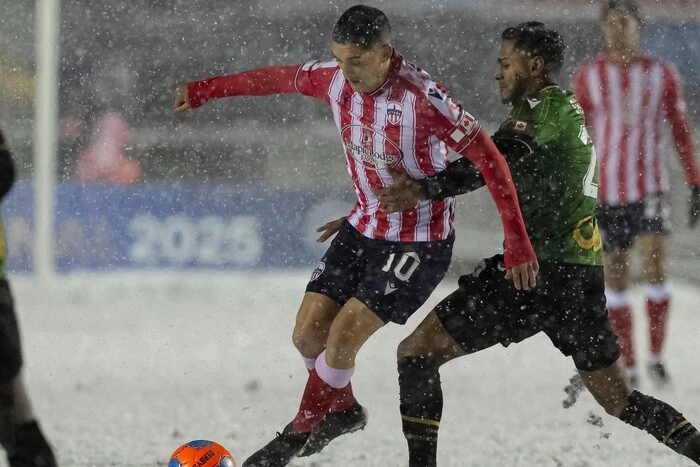 Голкіпер прибирав сніг лопатою. Хуртовина внесла корективи у фінал чемпіонату Канади з футболу