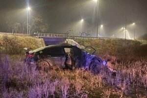 Смертельна ДТП на Бучанщині: водій KIA вилетів у кювет, протаранивши зупинку (фото)