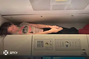 Чоловік вигадав незвичний спосіб перетину кордону за допомогою ковдри (фото)