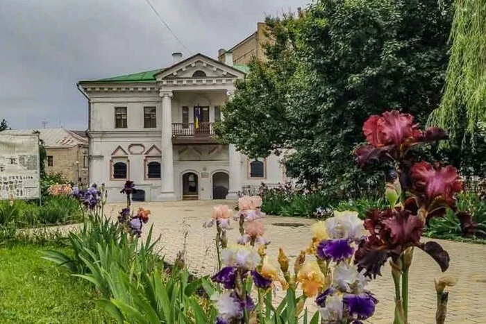 Музей Гетьманства відновив роботу після пошкоджень під час дронової атаки на Київ