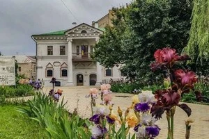 Музей Гетьманства відновив роботу після пошкоджень під час дронової атаки на Київ