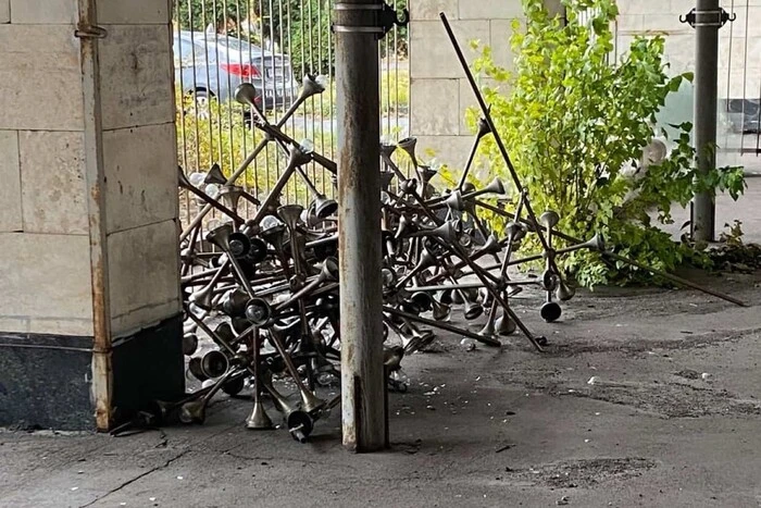 КПІ спростував чутки про викинуті люстри-молекули і пояснив, для чого їх знялм