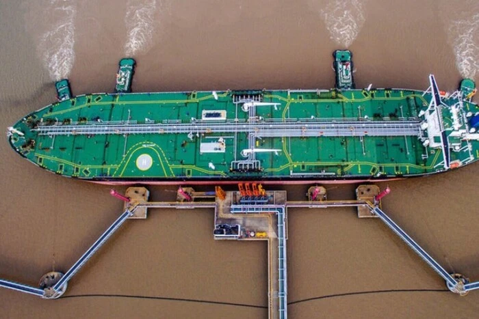 Нафта РФ «застрягла»: Bloomberg фіксує безпрецедентне накопичення сировини через санкції