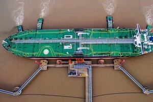 Нафта РФ «застрягла»: Bloomberg фіксує безпрецедентне накопичення сировини через санкції