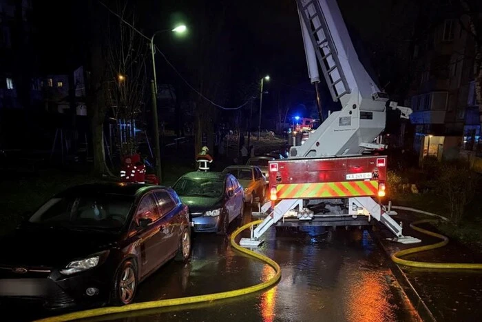 На Подолі припарковані автівки заважали гасити пожежу в багатоповерхівці (відео)