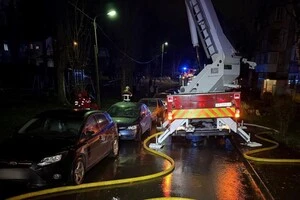 На Подолі припарковані автівки заважали гасити пожежу в багатоповерхівці (відео)