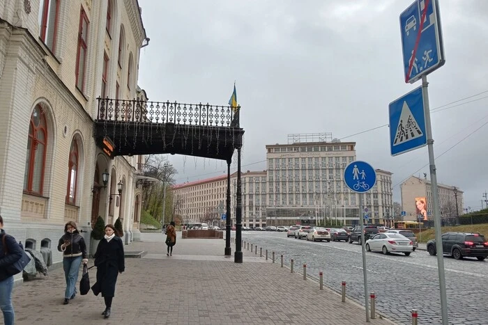 Біля Національної філармонії з’явилися інклюзивні паркомісця та велодоріжка