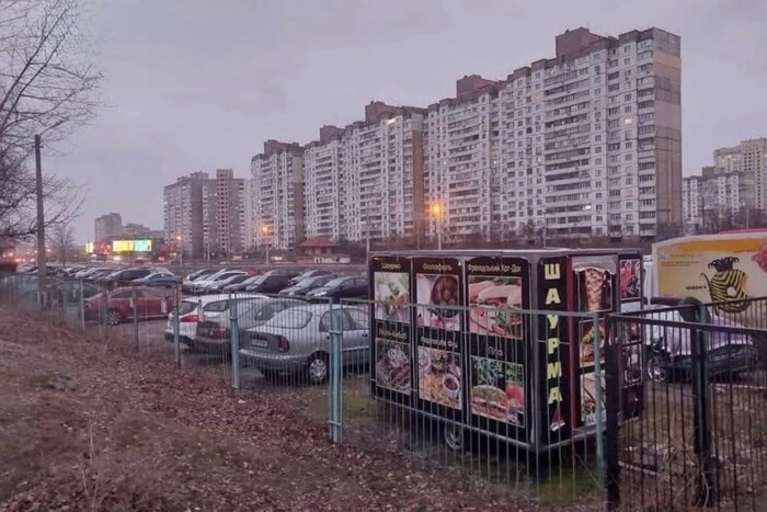 Суд змусив власника знести автостоянку на Троєщині та повернути землю громаді