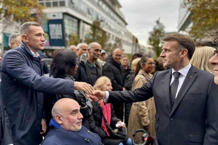 Перед грою Франція – Україна Шевченко вшанував пам’ять жертв терактів у Парижі