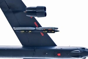 B-52  помічено з крилатою ракетою-невидимкою нового покоління ВПС США