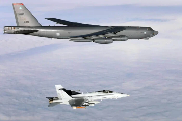 США провели навчальний політ бомбардувальника B-52 біля кордону з Росією