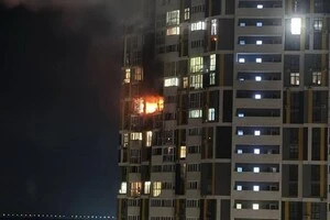 Пошкоджена багатоповерхівка у столиці внаслідок атаки