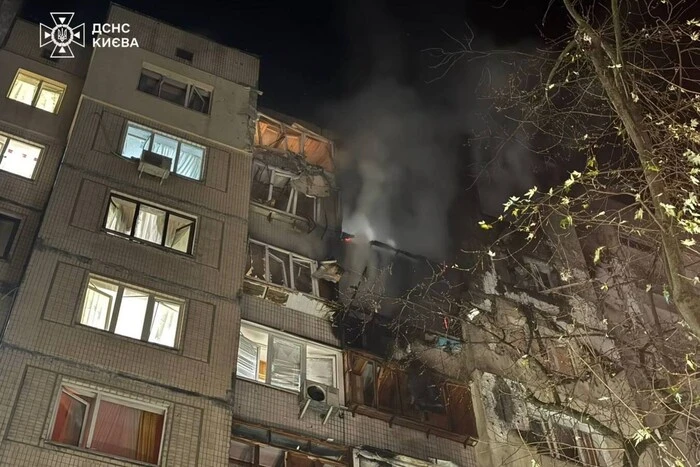 У Києві через обстріл РФ загинула людина: кадри та наслідки від ДСНС