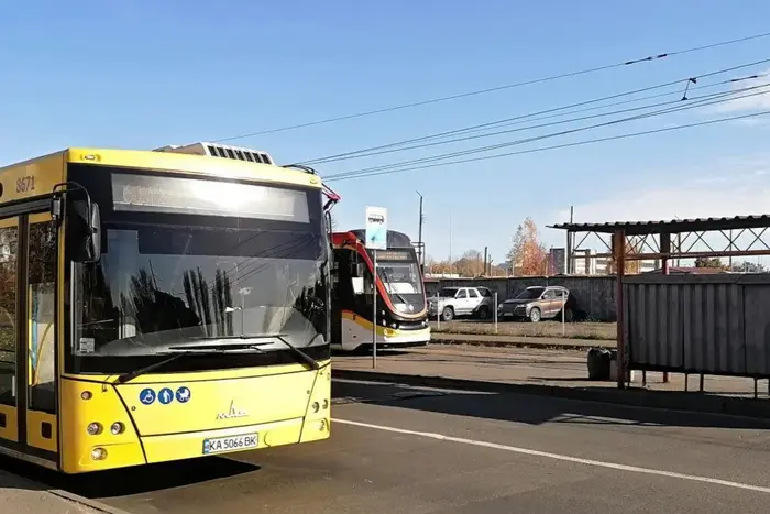У Києві затримується рух громадського транспорту через обстріл: перелік