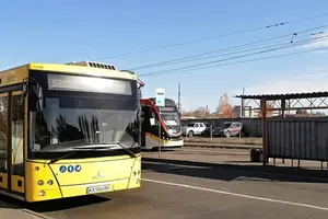 У Києві затримується рух громадського транспорту через обстріл: перелік (оновлено)