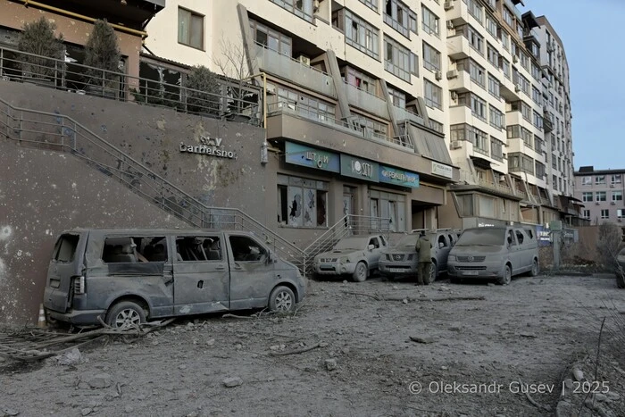 Росіяни знову пошкодили житловий комплекс на Глибочицькій (фото)