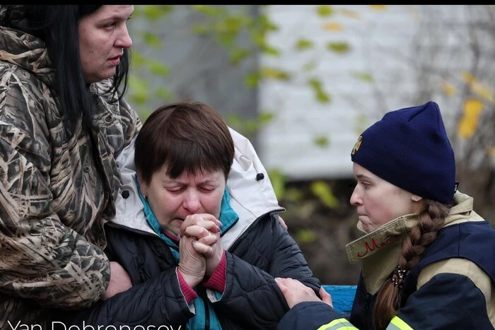 Жінка втратила близьку людину після обстрілу. Кадри з Києва, які розривають серце