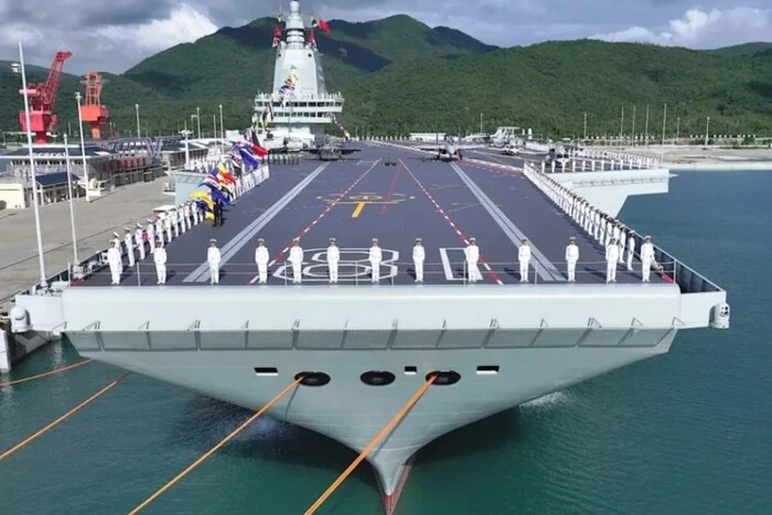 Китай будує перший атомний авіаносець Type 004: знайдено ключовий доказ