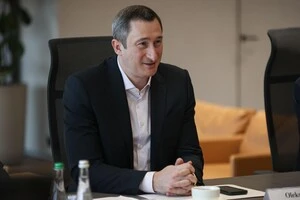 Детективи задокументували передачу підозрюваному та його довіреній особі понад $1,2 млн та майже 100 тис. євро