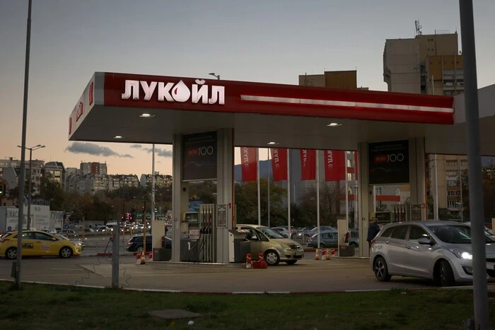 Британія тимчасово зняла санкції з «Лукойлу»: що сталося