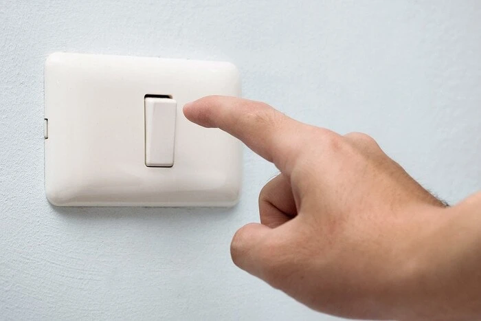 Погодинні відключення світла: заступник міністра енергетики пояснив, чого чекати українцям