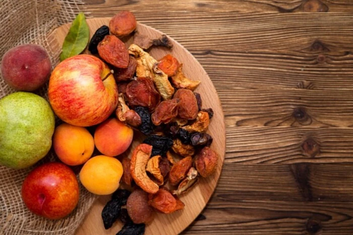 Дієтологи порівняли свіжі фрукти та сухофрукти: що корисніше