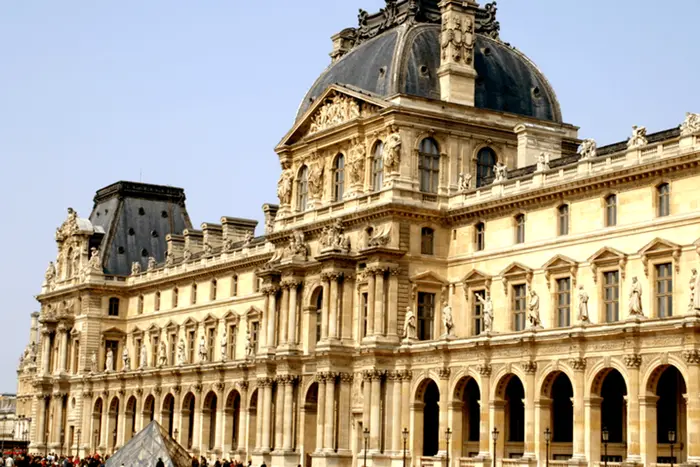 Через слабкі балки Лувр закрив частину виставки античного мистецтва