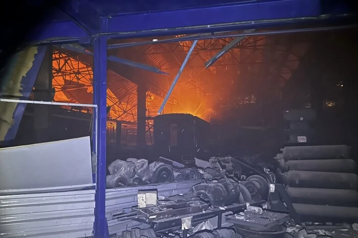 Дніпро: внаслідок удару РФ пошкоджено приміське депо та вокзал