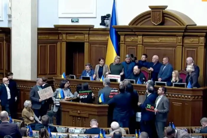 Звільнення Гринчук і Галущенка. Депутати «Євросолідарності» заблокували трибуну Ради
