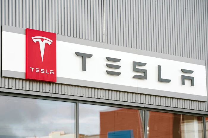 Tesla забороняє китайські деталі для авто в США: що відомо