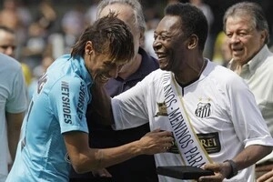 Неймар та Пеле під час зустрічі у 2012 році