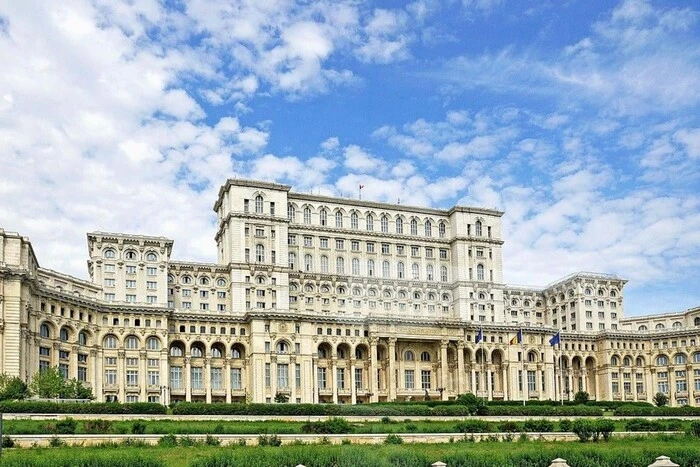 Працівники парламенту Румунії протестують через зменшення зарплат