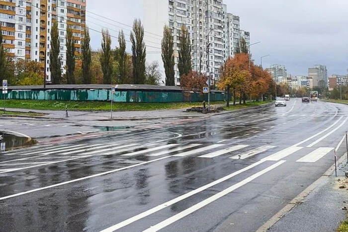 На перехресті вулиць Райдужної та Стальського до кінця року запрацює новий світлофор