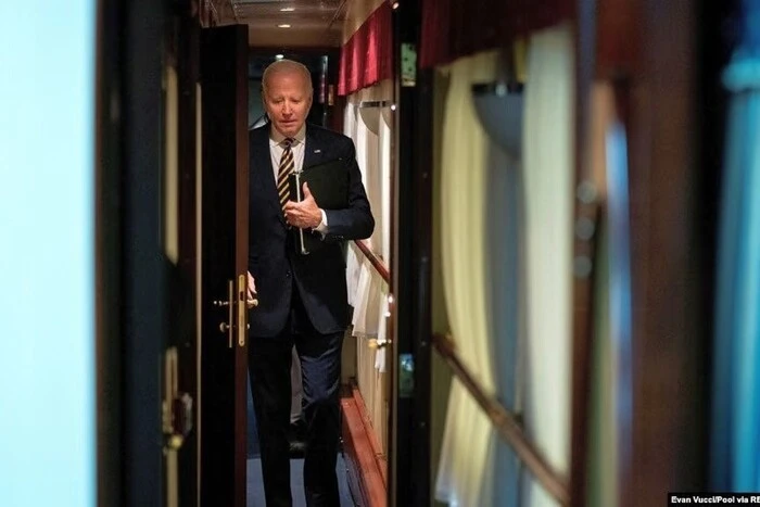 «У нас можна замовити «салон Байдена». Лещенко прорекламував унікальні вагони «Укрзалізниці»