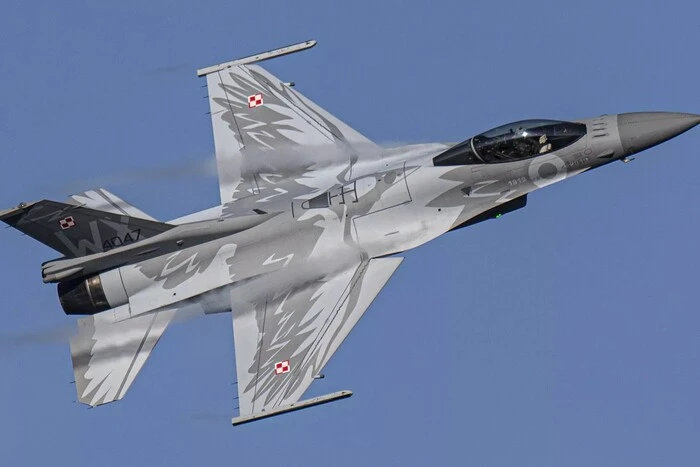 Польща підняла авіацію через масований ракетний обстріл України