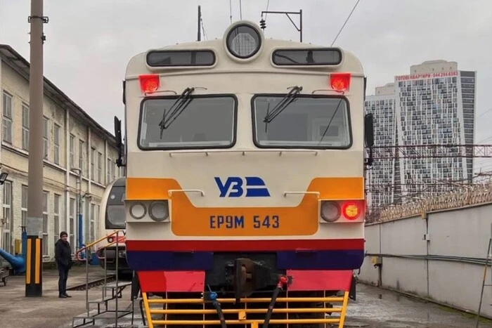 «Укрзалізниця» капітально відремонтувала чергову столичну електричку: що змінилося