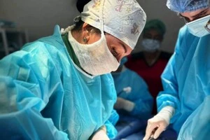 Кістому яєчника вагою 18 кілограм видалили жінці у Вінниці