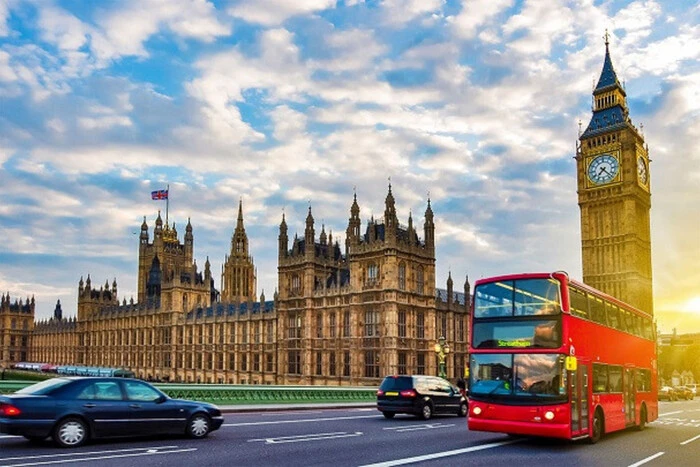 Британія впроваджує нові зміни користування громадським транспортом. Що треба знати українцям