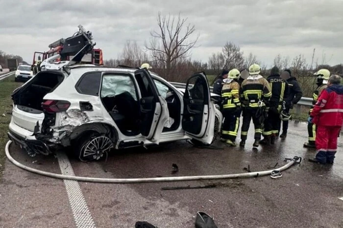 Смертельна ДТП під Києвом: кросовер BMW перекинувся, врізавшись у відбійник (фото)