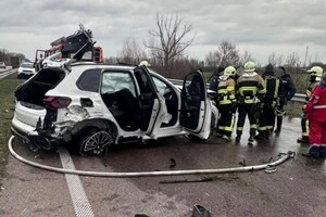 Смертельна ДТП під Києвом: кросовер BMW перекинувся, врізавшись у відбійник (фото)