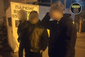 На Позняках підлітки проникли на територію недобудови та напали на охоронця 