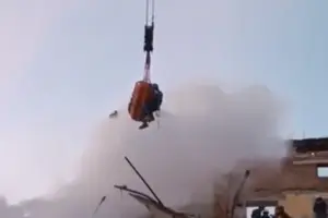 Удар по Тернополю: рятувальники дістали з-під завалів живого постраждалого