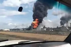 На нафтопереробному заводі у Венесуелі спалахнула пожежа після вибуху