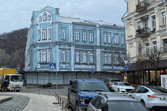 На Подолі розпочато демонтаж історичної будівлі Ткацького цеху, що є пам’яткою історії